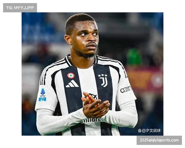 特写镜头：AC米兰老将克亚尔指导年轻中卫卡卢卢进行赛后加练